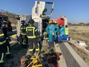 Herido grave al volcar su camión cargado de escombros