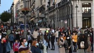 Zapatero pide quedarse en casa este puente y Almeida anima a salir a la calle a consumir