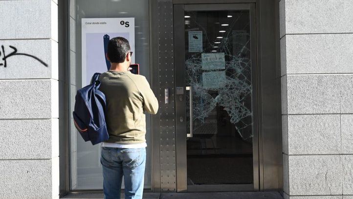 El centro de Madrid tras una noche de disturbios en contra de las medidas restrictivas para hacer frente a la crisis sanitaria