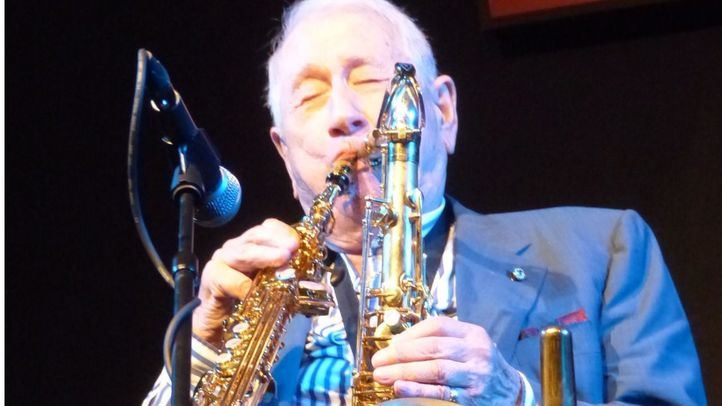 Pedro Iturralde toca a la vez el saxofón y el clarinete