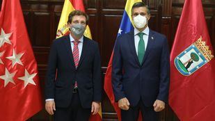 El alcalde de Madrid recibe en Cibeles al opositor venezolano Leopoldo López