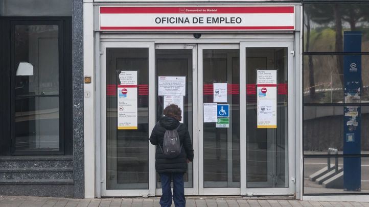 Mujer a las puertas de una Oficina de Empleo