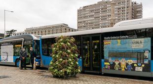 Dos buses lucen los dibujos ganadores del concurso 'Pequeños Grandes Héroes'