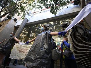 Sanitarios se desnudan para protestar por la gestión de la Covid