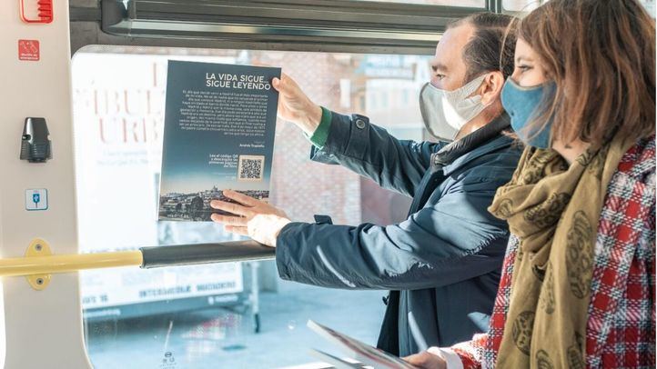 La delegada de Cultura, Andrea Levy, y el delegado de Medio Ambiente y Movilidad, Borja Carabante, presentan la campaña 'La vida sigue...sigue leyendo'.