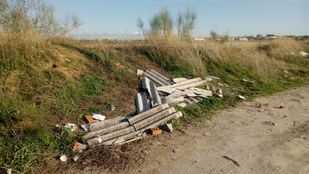 Los vertidos de amianto llegan a una vía pecuaria de Alcorcón