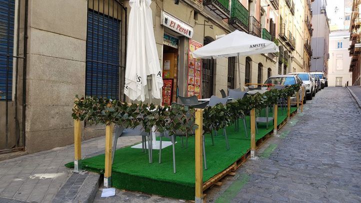 Una terraza ocupa varias plazas de aparcamiento en la Travesía de las Beatas.