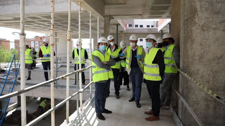 El alcalde de Madrid, José Luis Martínez-Almeida, y el delegado de Vivienda, Álvaro González, visitan una promoción de la EMVS.