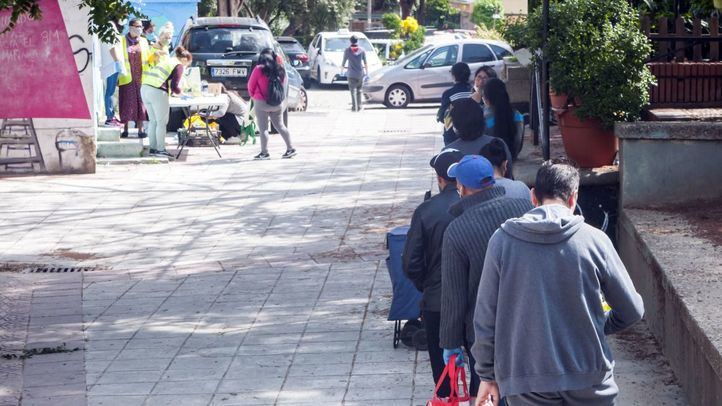Entrega de comida de la Asociación Alma, en Latina, a familias vulnerables.