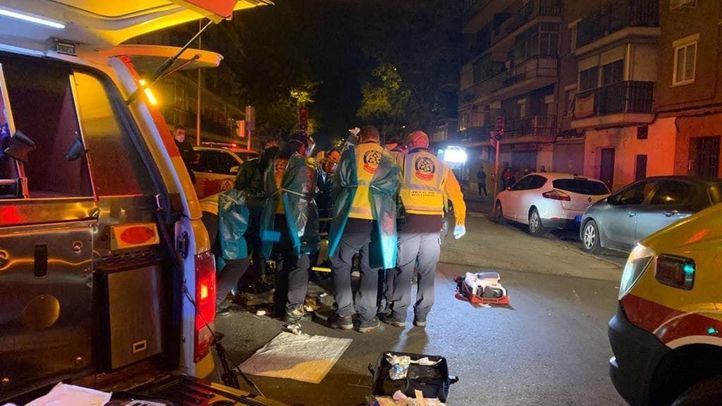 Los servicios de emergencias atienden a los dos heridos por apuñalamiento en Villaverde