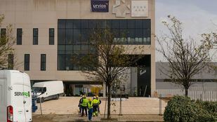 La Comunidad analizará la situación de cada hospital antes de derivar sanitarios al Isabel Zendal