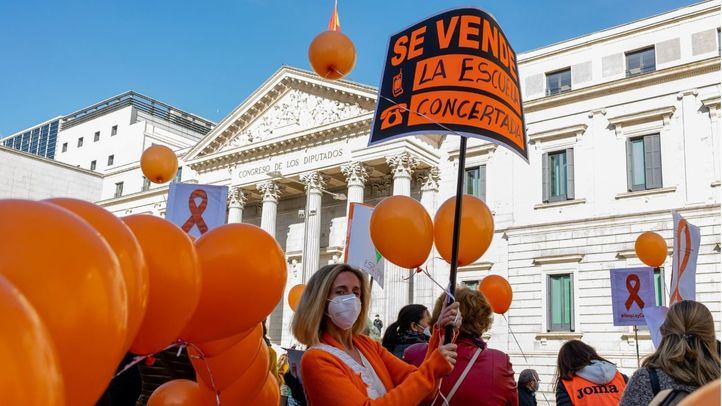 La educación concertada vuelve a protestar ante el Congreso contra la Ley Celaá