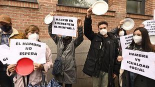 Protesta con platos vacíos porque "Madrid pasa hambre"