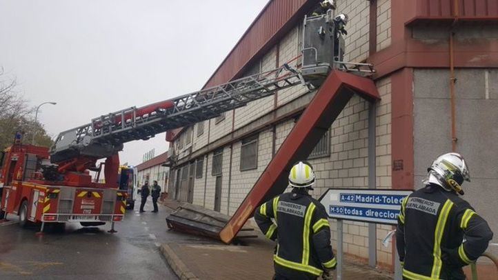 Muy grave tras ser aplastado por una placa de hierro en Fuenlabrada