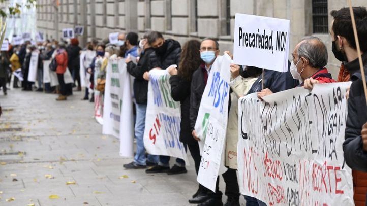 Una cadena de pancartas de Sol a la Consejería de Sanidad reclama mejoras en Sanidad