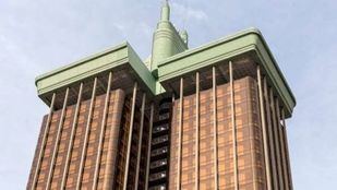 Dos jóvenes escalan las Torres de Colón para hacerse 'selfies'