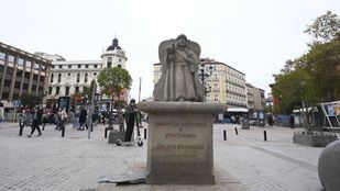 Destrozado el Cruceiro de la plaza de Jacinto Benavente