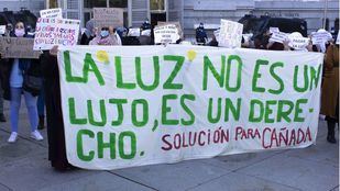 Vecinas de la Cañada se manifiestan en Cibeles para que les devuelvan el suministro de luz