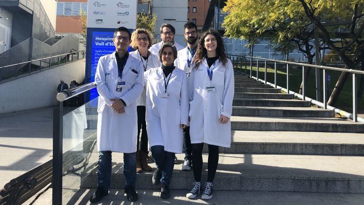 El Doctor Ignacio Ferreira (a la derecha) junto a su equipo en el Hospital Vall d´Hebron
