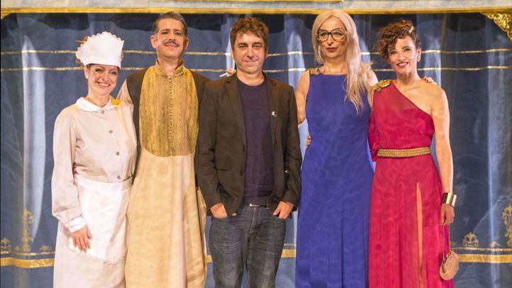 Elenco de la obra 'La cresta de la ola' en el Teatro de la Abadía.