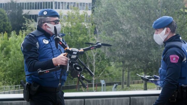 Agentes con un dron de vigilancia.