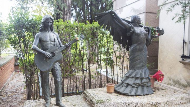 Estatuas de Lola y Antonio Flores en el cementerio de la Almudena.