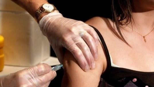 Sánchez anuncia que el martes se aprobará la estrategia de vacunación en el Consejo de Ministros