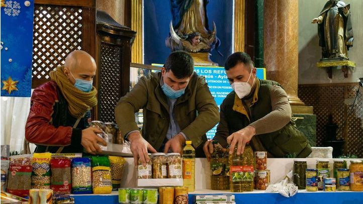 Donaciones de alimentos recogidas en la iglesia de San Antón.