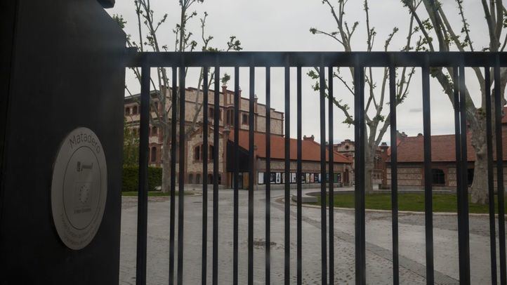 Matadero acoge una gran cubierta de arena suspendida en el aire con una bola de luz