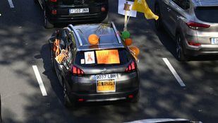 Cientos de coches llenan el Paseo de la Castellana contra la 'Ley Celaá'