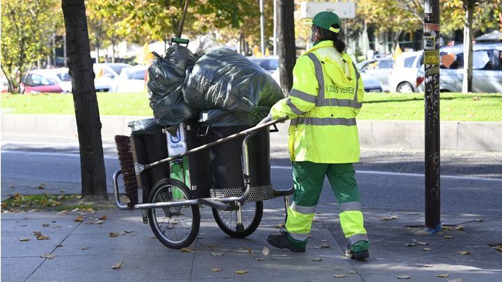 Barrendera apeando su carro