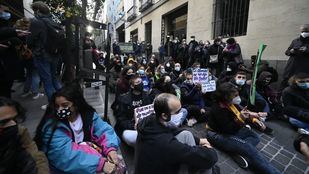 Protestas durante la notificación del desalojo a los habitantes del Palacio de la Infanta Carlota