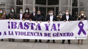 Los políticos, menos Vox, unidos en Cibeles contra la violencia de género