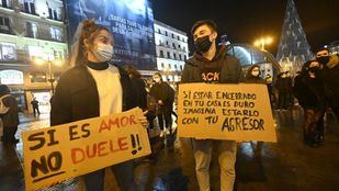'Si es amor, no duele': colectivos juveniles cierran en Sol el 25N