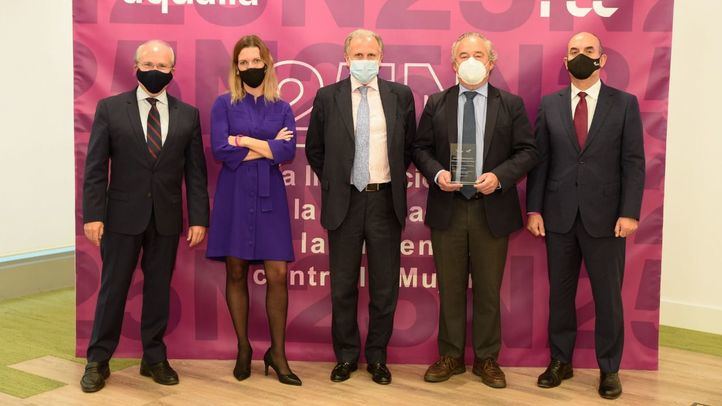 De izquierda a derecha y en representación del Grupo FCC, Javier López-Galiacho, director de Cumplimiento y Responsabilidad Corporativa; Ana Benita, directora Corporativa de RR. HH; y Felipe B. García, secretario general. A continuación Francisco Mesonero, director general de la Fundación Adecco; y Juan Pablo Merino, director de Comunicación y RSC de Aqualia.
