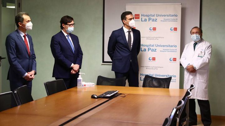 El presidente del Gobierno, Pedro Sánchez, visita el Hospital La Paz junto al ministro de Sanidad, Salvador Illa, y el ministro de Ciencia, Pedro Duque.