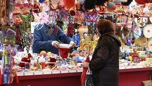 El mercadillo de Navidad de la Plaza Mayor se estrena con lluvia