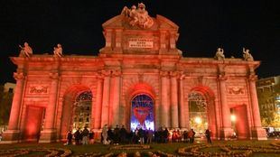 La Puerta de Alcalá en rojo en la víspera del Día Mundial de la Lucha contra el Sida