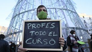 Docentes se concentran para pedir la renovación del profesorado de refuerzo Covid