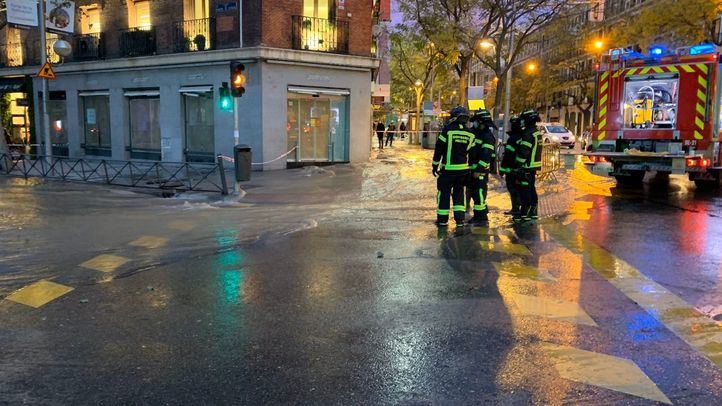 La rotura de una tubería inunda un tramo de la calle Alcalá