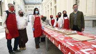 Madrid elabora el turrón de chocolate más largo del mundo