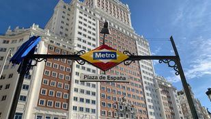 Plaza de España luce el logo de Metro con los colores de la bandera nacional