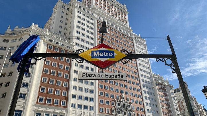 El rombo de metro de la Plaza de España con los colores de la bandera nacional