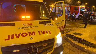 Los bomberos rescatan a una mujer, atrapada en su coche tras un accidente