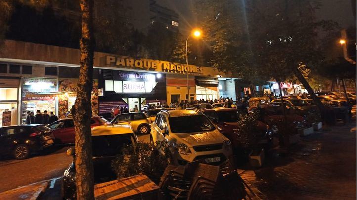 Aglomeraciones en los aledaños de la discoteca Cats, en la calle Julián Romea