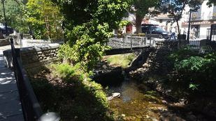 Buscan a un hombre que cayó a un arroyo desbordado por la lluvia en Rascafría