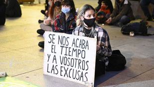 Sentada de Fridays For Future frente al Congreso para alertar del calentamiento global