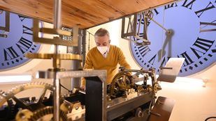 El reloj de la Puerta del Sol, preparado para despedir el 2020