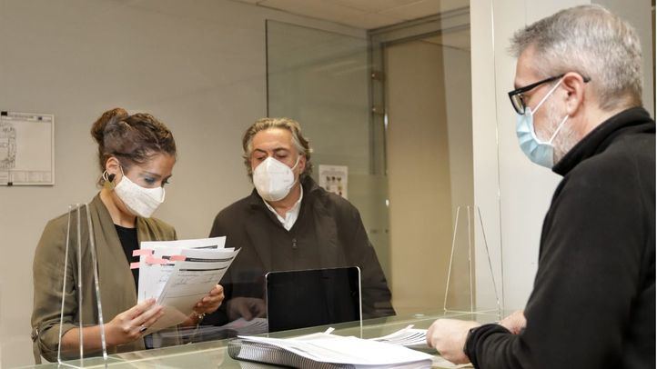 Pepu Hernández y Enma López presentan la enmienda a la totalidad del PSOE a los Presupuestos del Ayuntamiento de Madrid.