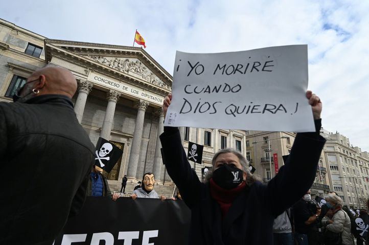 Protesta frente al Congreso contra la ley de la eutanasia